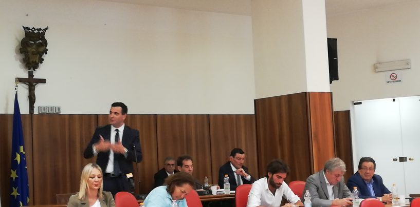 Linee programmatiche, il sindaco disegna la città futura in un’ora. “Via il mercato dal parcheggio dello stadio, tribunale da abbattere”