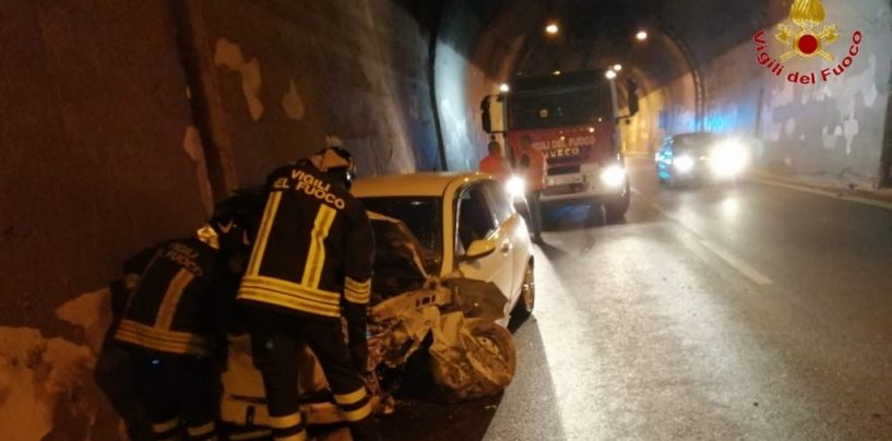 Incidente nella galleria di Solofra: donna ferita, illeso il figlio