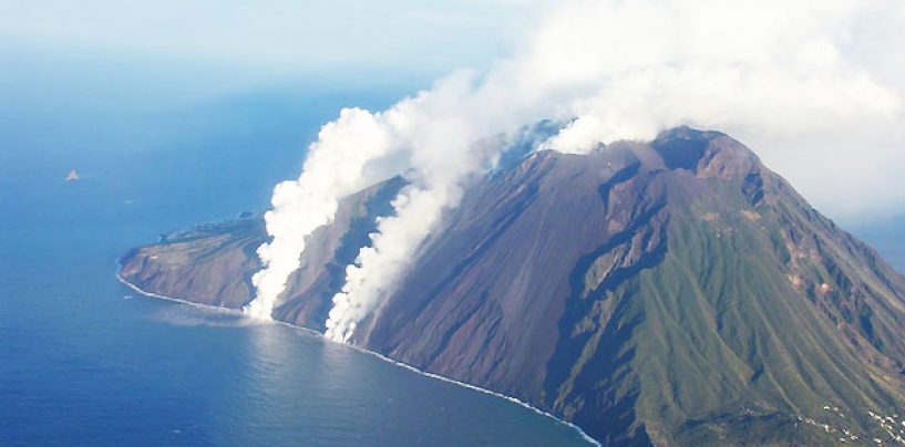VIDEO/ Paura a Stromboli, esplode il vulcano: un morto e un ferito