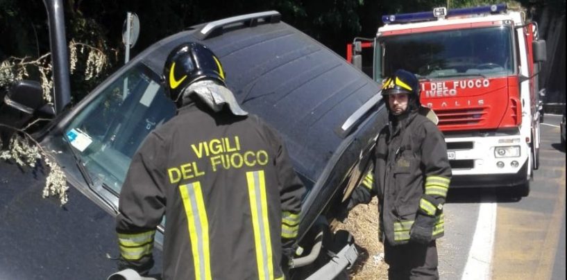 Sbanda e finisce fuori strada, intervento dei caschi rossi sull’Ofantina