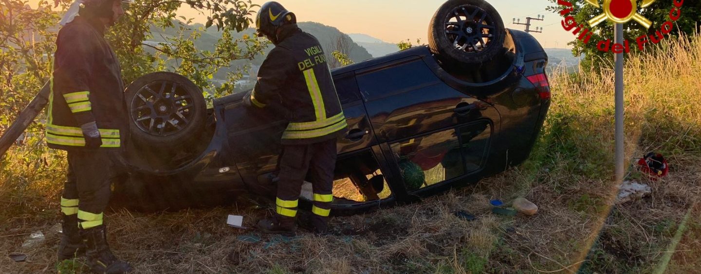 Due auto finiscono fuori strada: i caschi rossi recuperano un uomo incastrato nell’abitacolo