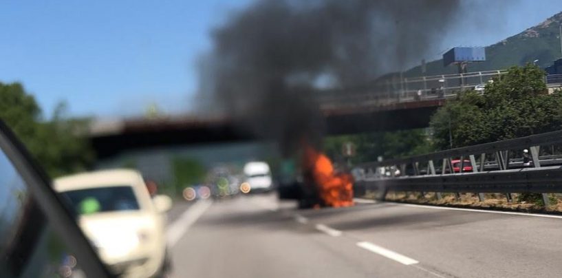 FOTO/ Autoveicolo in fiamme: lunghe code sul Raccordo Avellino-Salerno