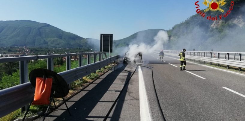 Auto in fiamme, mattinata di paura sull’autostrada Napoli-Bari