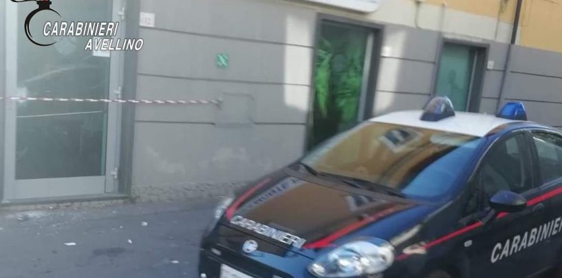 Entrano in banca e si portano via la cassaforte: furto lampo a Montoro