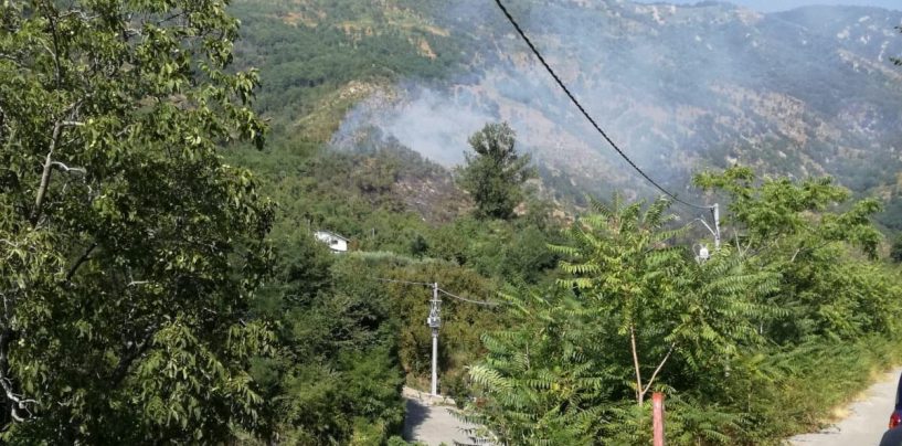 VIDEO/ Incendio nelle campagne di Quadrelle: sul posto anche l’elicottero regionale