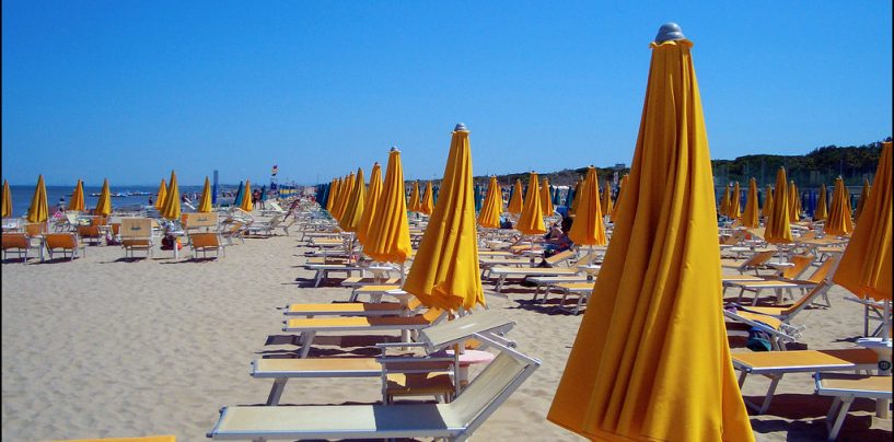 Sempre più ombrelloni chiusi: quasi la metà degli italiani non può permettersi una vacanza