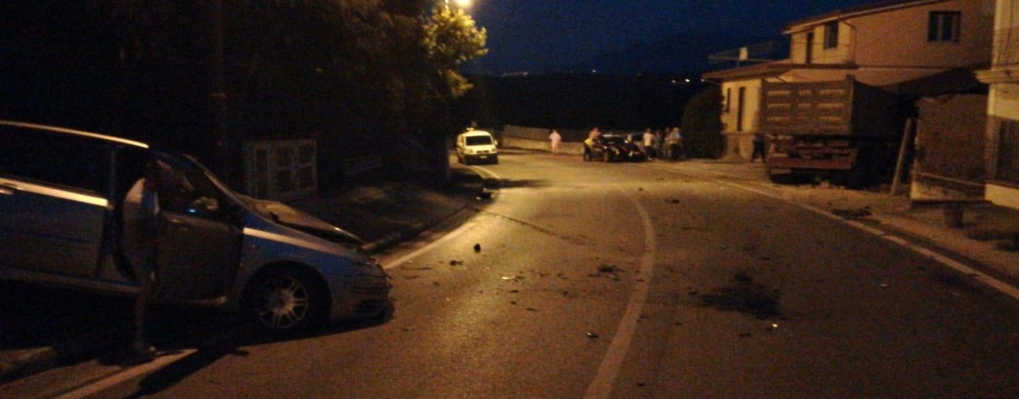 FOTO/ Schianto a Mirabella Eclano: auto e camion fuori strada. Una persona soccorsa