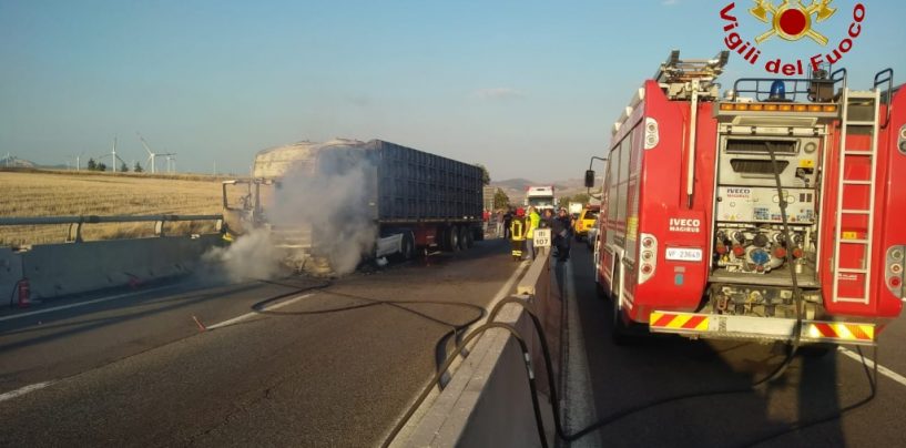 Vallata, tir di pomodori in fiamme sull’autostrada