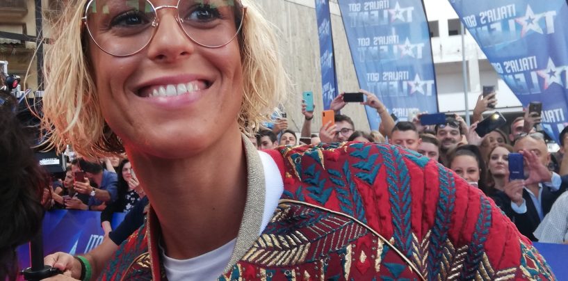 FOTO / “Che sofferenza i tacchi”. La prima ad Avellino della Federica nazionale tra selfie e… acqua