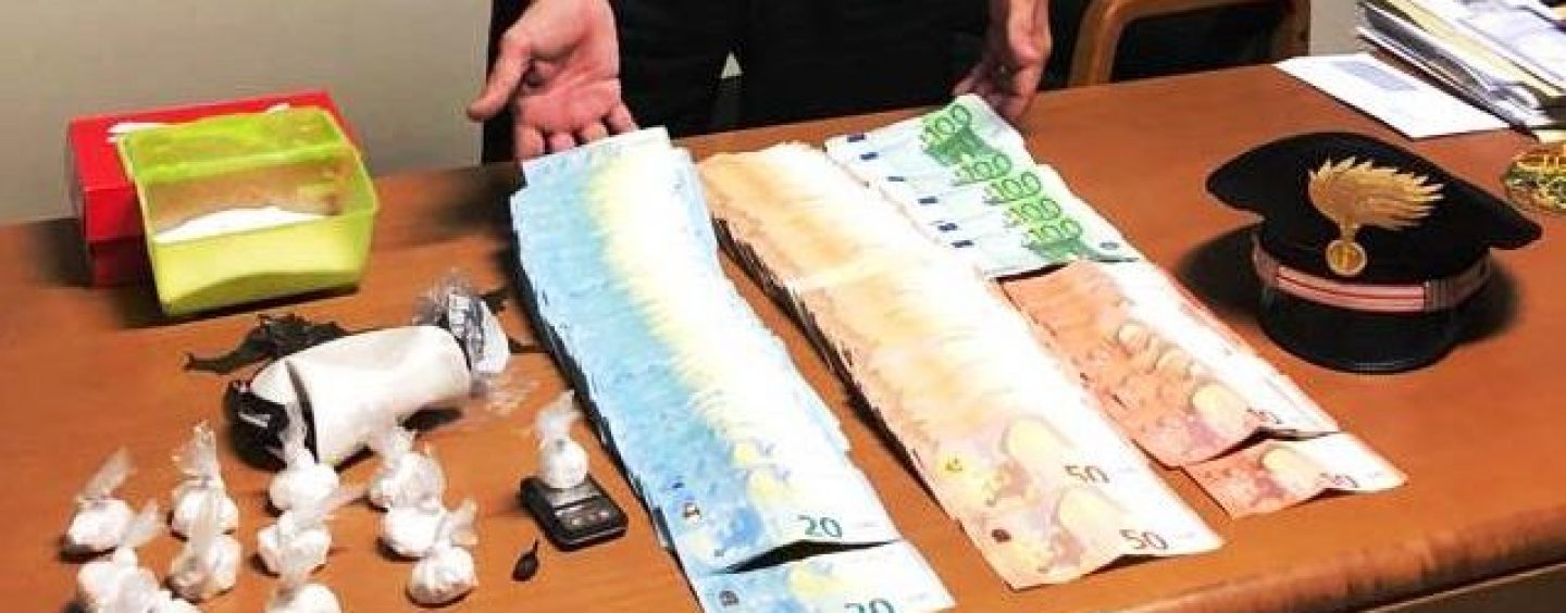 Arrestato pusher con cocaina e quasi 20mila euro in contanti: il blitz dopo la morte di un giovane per droga