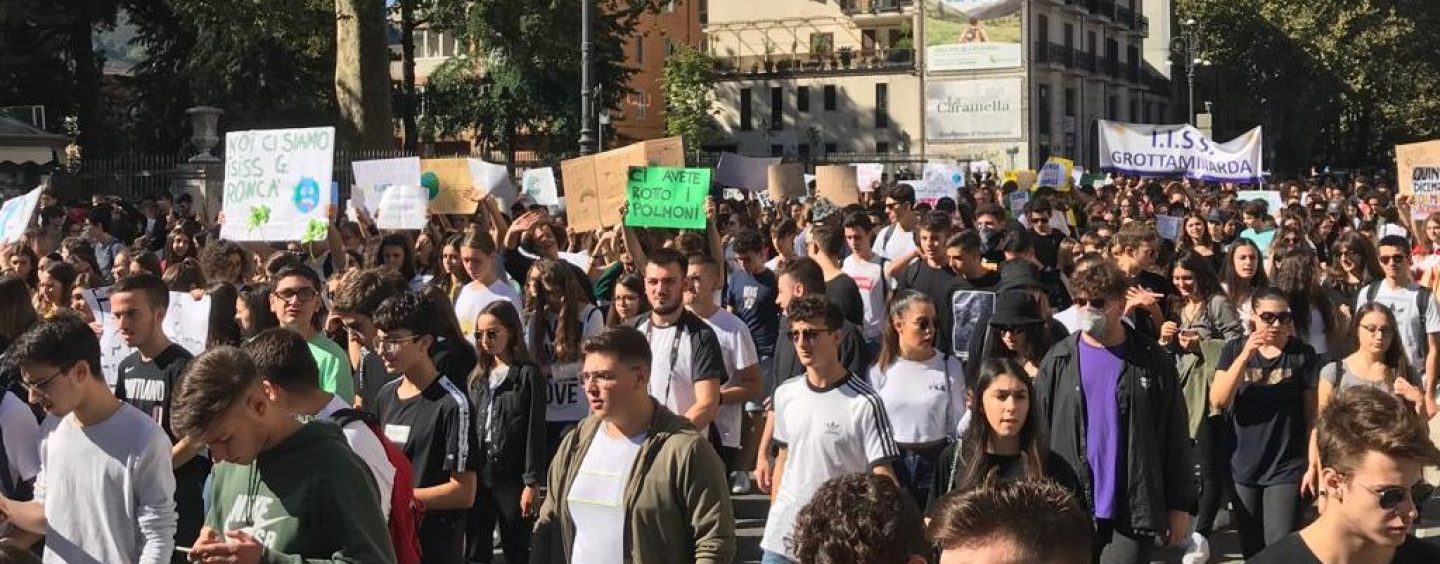 VIDEO-FOTO/ “Non siamo in piazza per cose stupide”: in migliaia ad Avellino per il terzo Global Strike