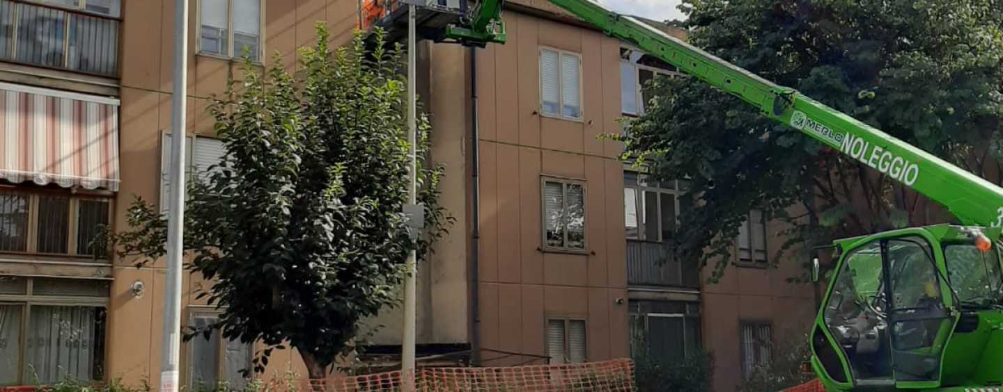 “Vietato aprire le finestre”. Al via la rimozione dell’amianto dai tetti di via Acciani. Un mese di lavori