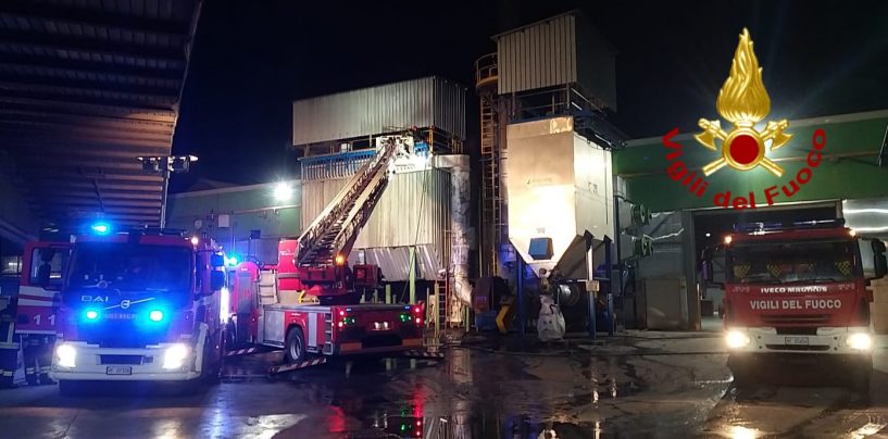 Notte di fiamme a Nusco: i caschi rossi domano incendio in un’azienda del posto