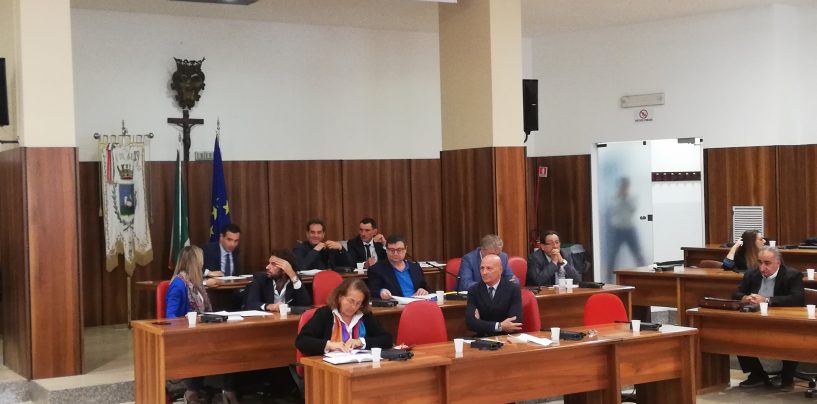 Variazioni di bilancio, i consiglieri comunali vicini a Livio Petitto si astengono: prime crepe in maggioranza