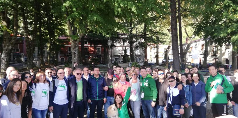 FOTO / Montevergine, gli “irpini della Capitale” ripuliscono il percorso del pellegrino da plastica e rifiuti abbandonati