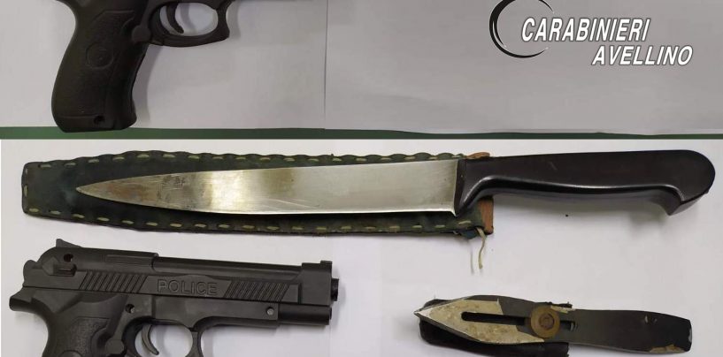Passeggia per il Corso con due pistole finte e un coltello vero: nei guai 50enne di Montoro