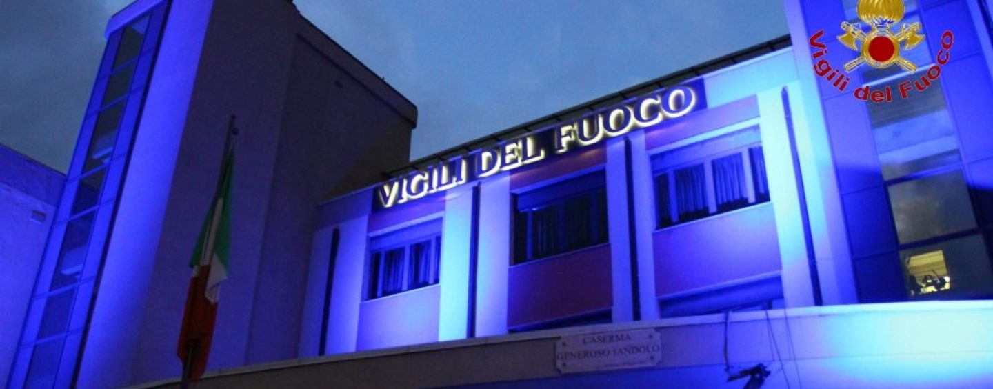 Go blue, bimbi al Comando dei Vigili del Fuoco di Avellino che s’illumina per l’Unicef