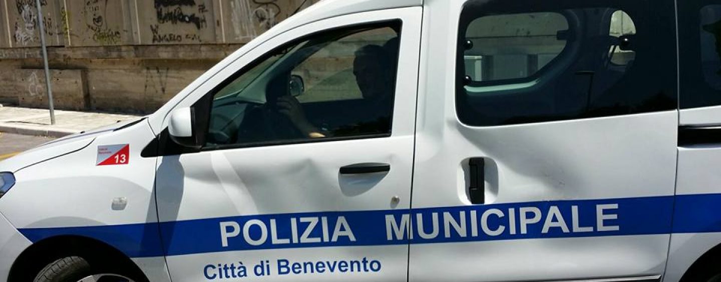 Benevento, polizia municipale e Protezione civile diffondono il messaggio audio del sindaco: “Restate a casa”