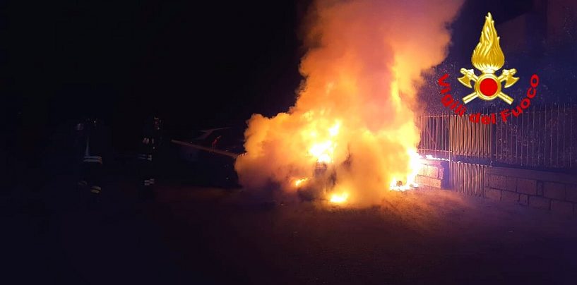 Auto in fiamme nella notte, decisivo l’intervento dei Caschi Rossi