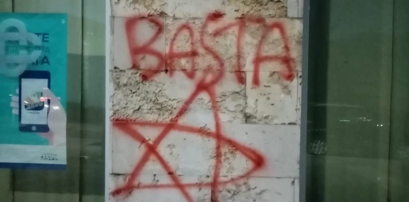 Imbratta vetrine, mura e un’auto lungo via Tagliamento, denunciata 50enne