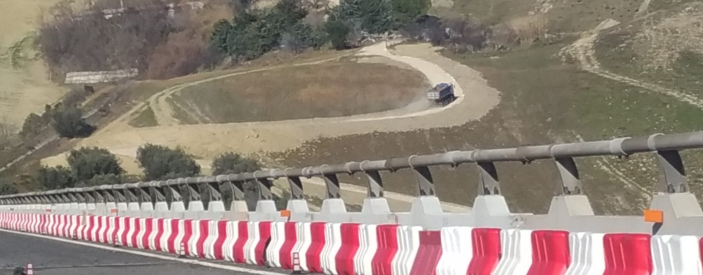 Sequestri barriere, il Gip boccia Autostrade: “Doppia corsia aumenta rischio incidenti”
