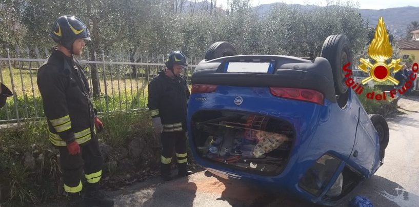 Sbanda con l’auto e si ribalta: donna in ospedale