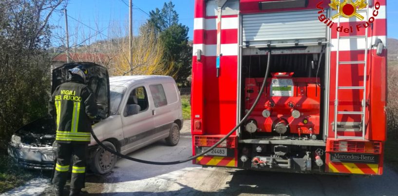 Incendio di abitazione ed auto, doppio intervento dei vigili del fuoco