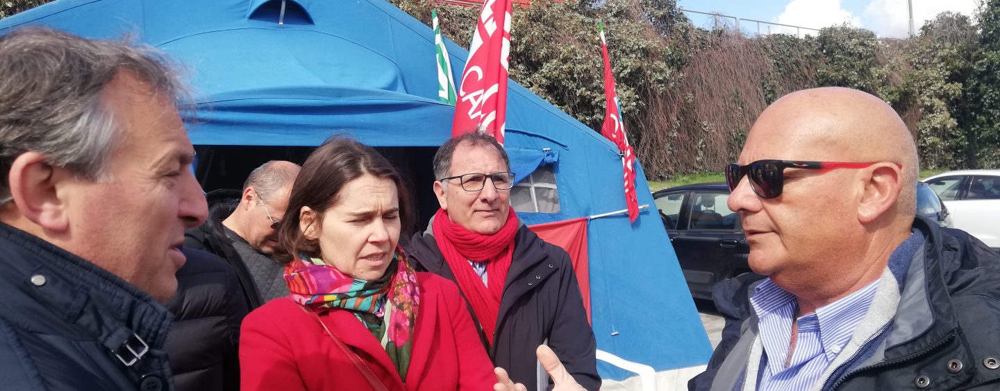 FOTO / Novolegno, la “tenda della resistenza” pronta a spostarsi anche al Nord. I sindacati nazionali: “E’ una vertenza di tutto il Paese”
