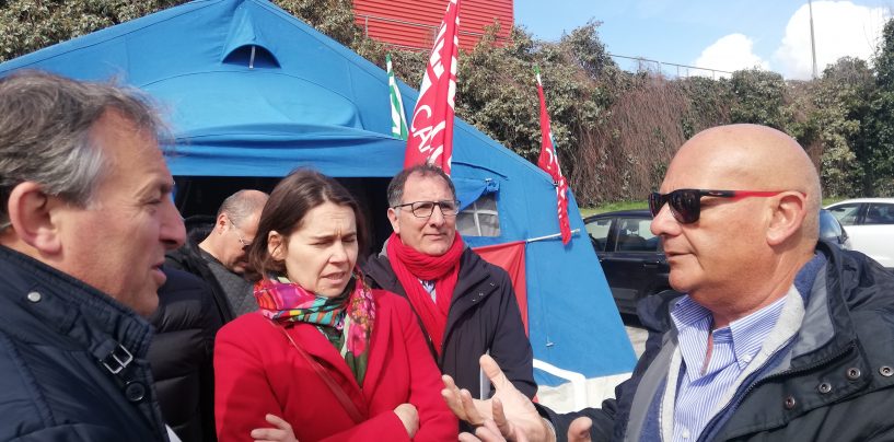FOTO / Novolegno, la “tenda della resistenza” pronta a spostarsi anche al Nord. I sindacati nazionali: “E’ una vertenza di tutto il Paese”