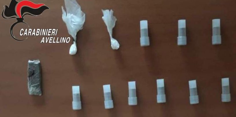 Alla vista dei Carabinieri cambiano strada, poi tentano di disfarsi della droga: beccati