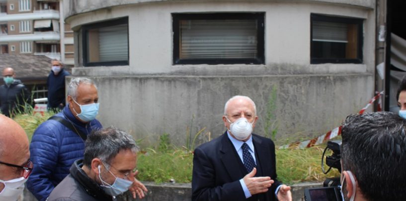 FOTO / La preoccupazione di De Luca in via Pescatori: “Una bomba vera e propria, una cosa seria. Chiamerò il Presidente del Consiglio”
