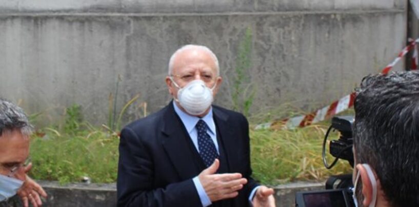 Tensione a Mondragone, 43 positivi. De Luca sul posto: “Le palazzine vanno blindate”