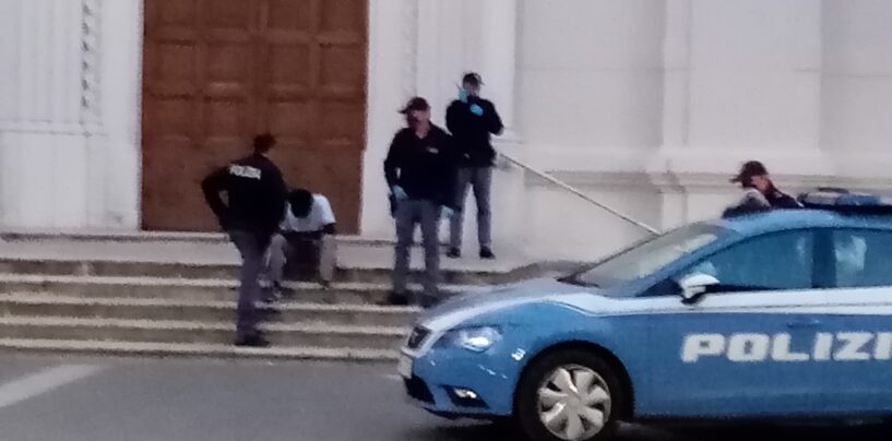 Extracomunitario esagitato inveisce lungo il Corso: arrivano le Volanti
