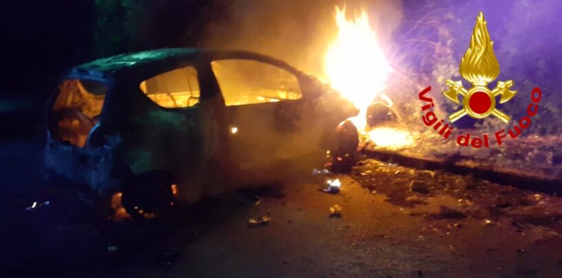 Auto in fiamme nella notte, paura alla frazione Piano di Montoro