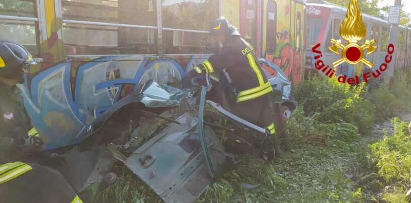 FOTO / Avella: treno Circumvesuviana travolge auto, 64enne in ospedale