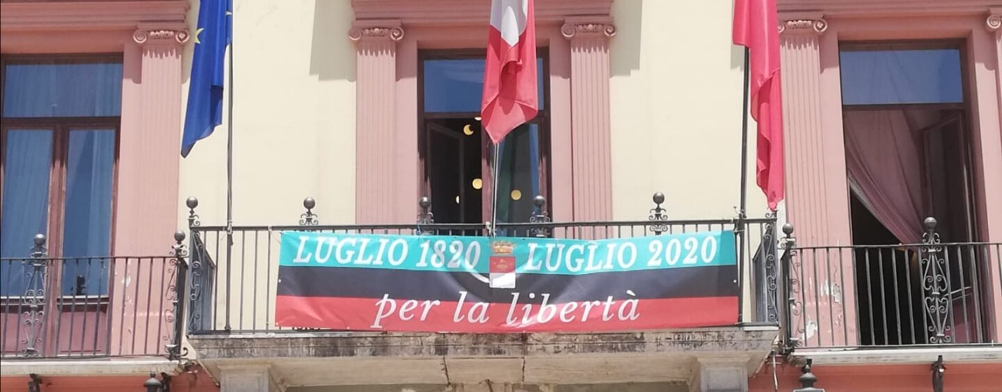 La Provincia celebra l’anniversario dei moti carbonari. Esposto uno striscione a palazzo Caracciolo
