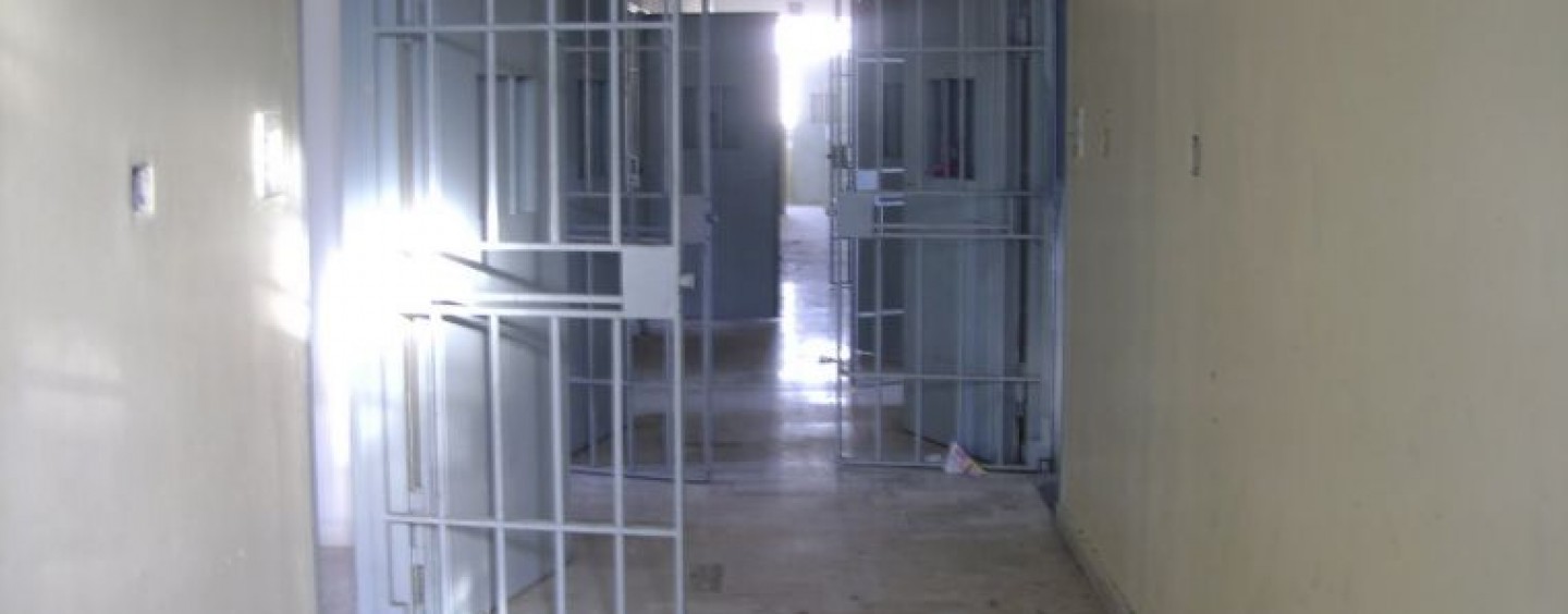 Aggredito con calci e pugni da due detenuti, il SAPPE: “Il carcere di Ariano è fuori controllo”