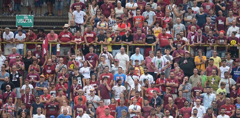 Derby, lancio di fumogeni e petardi verso il settore ospiti: sanzionata la Salernitana