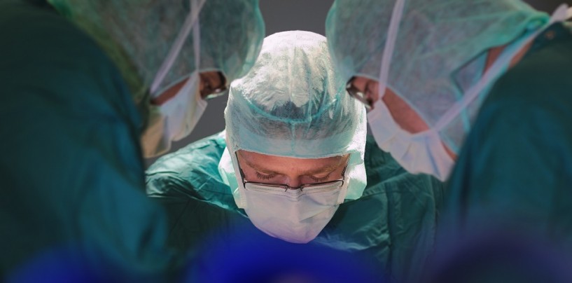 Calci e pugni al chirurgo: mascella fratturata per il medico, fermato l’aggressore