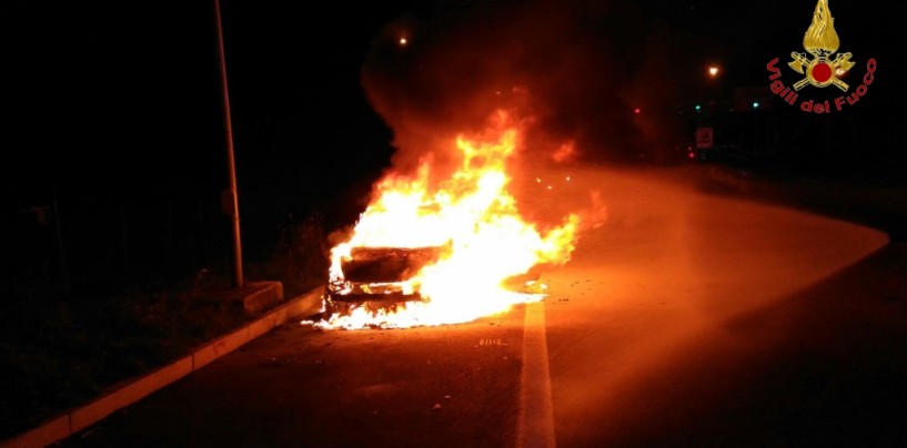 Auto in fiamme sull’A16, paura per una famiglia