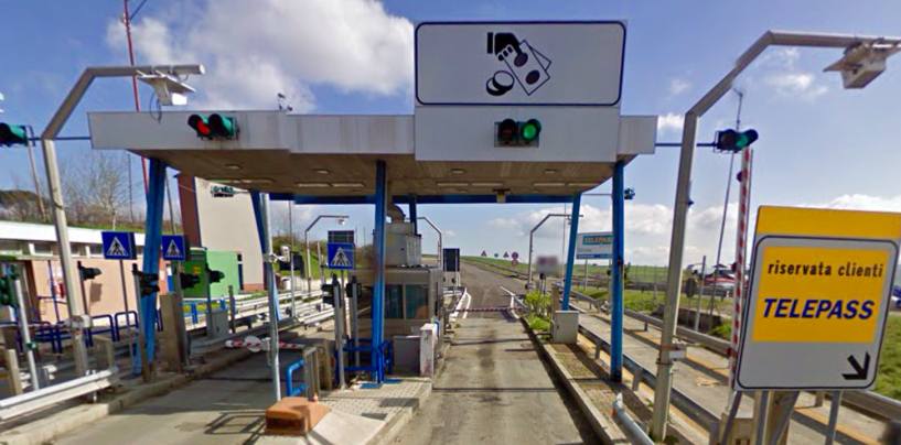 Paura sull’A/16, rapina al casello autostradale