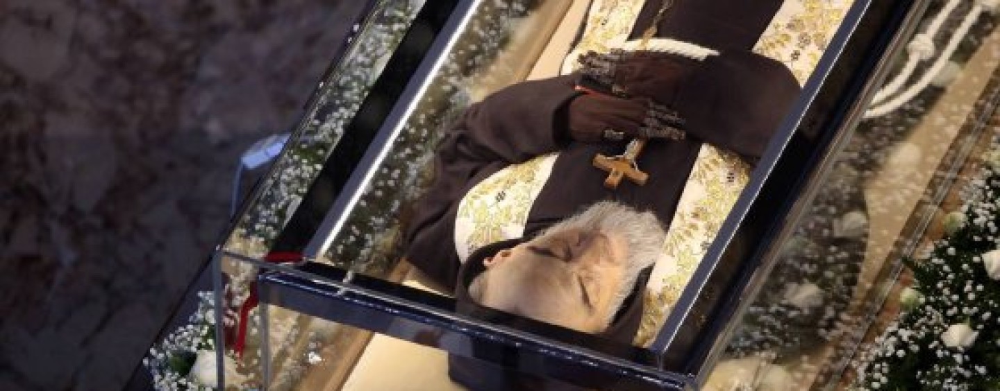 La pioggia non frena l’afflusso a Pietrelcina, fedeli in fila tutta la notte per Padre Pio