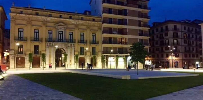 Ragazzino picchiato in Piazza Libertà, è caccia agli aggressori