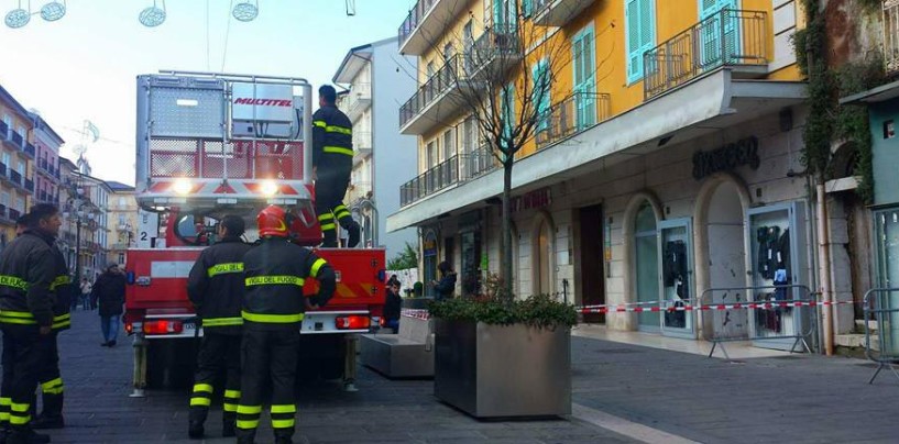 Crollano calcinacci nel salotto buono di Avellino