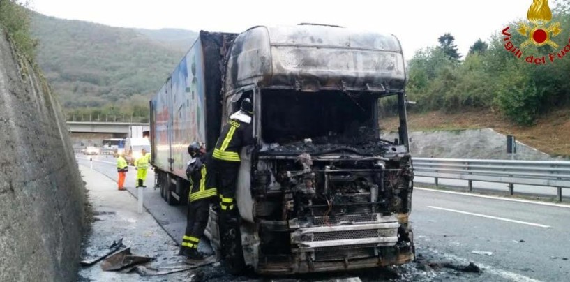 Paura sull’A16, camion in fiamme: intervengono i caschi rossi