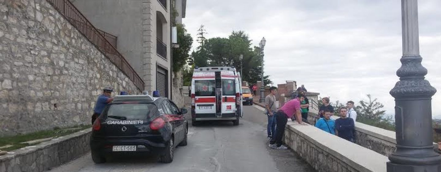 Si barrica in casa e minaccia di farsi del male: i carabinieri costretti a sfondare la porta
