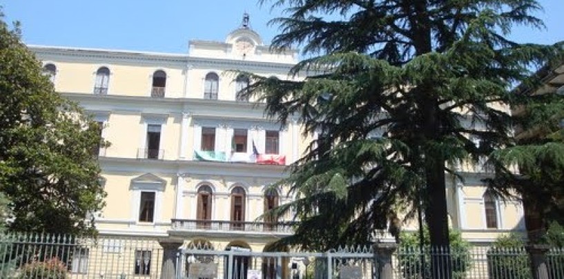 Lite a scuola nel bagno del Convitto. La preside: “Il ragazzo sta bene, ora è qui con noi per partecipare al Ballo”