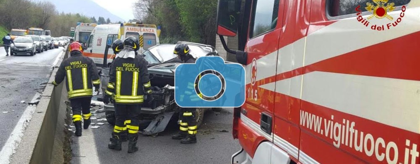FOTO/ Spaventoso incidente sul Raccordo Avellino-Salerno, conducente salvato dai Vigili del Fuoco