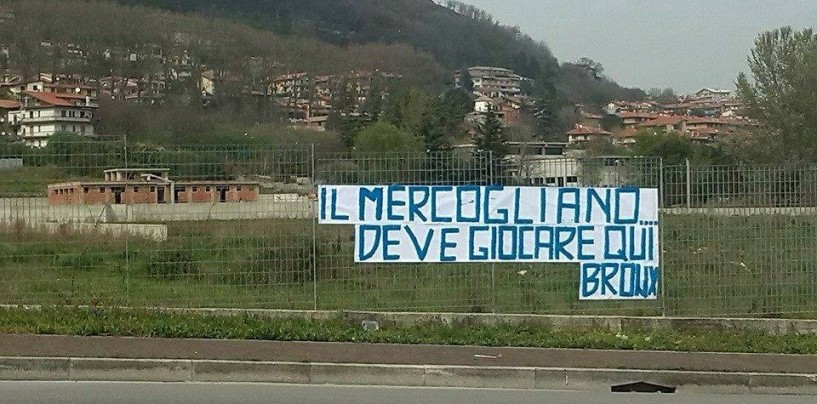 “Il Mercogliano deve giocare qui”, striscione affisso davanti al cantiere del campo sportivo
