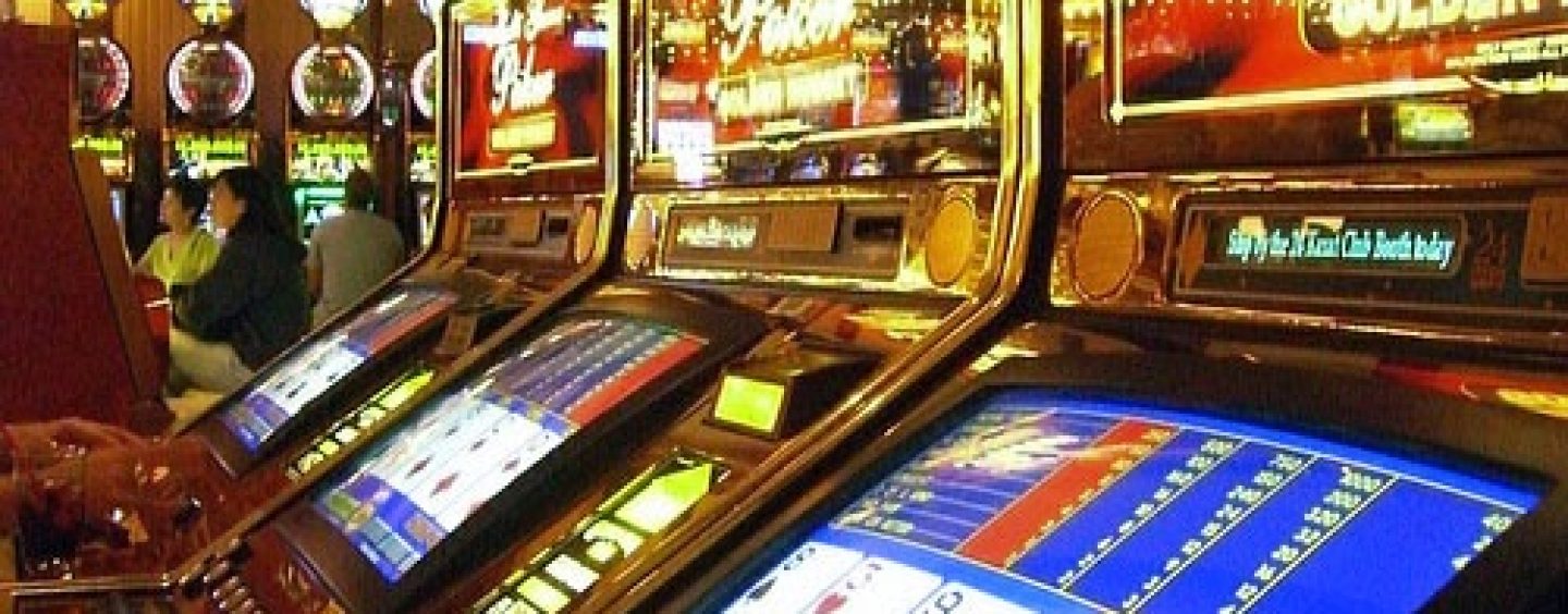 Entra in un bar, scassina una slot machine davanti a titolare e clienti e scappa via con i soldi